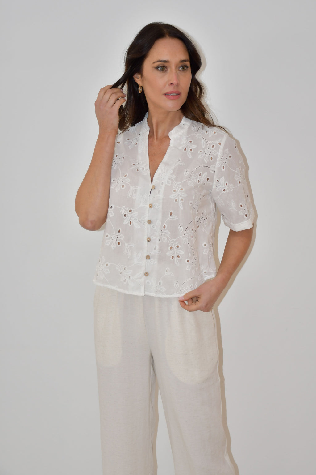 LX2521J - White Embroidered Button-Down Top