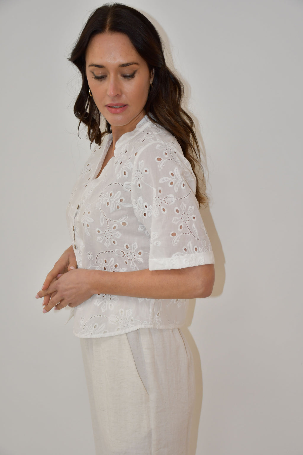 LX2521J - White Embroidered Button-Down Top